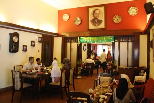 Roemah Nenek Resto Cafe