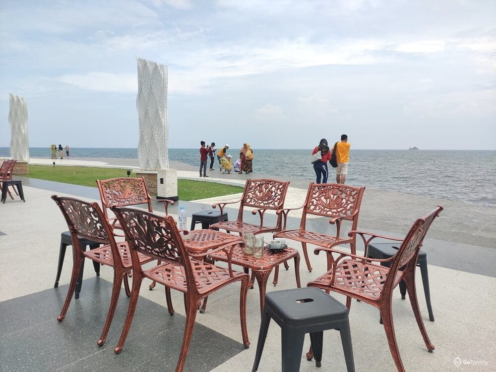 Cafe Pantai Utama Raya, Cafe Asyik Dengan Pemandangan Epik GoTravelly