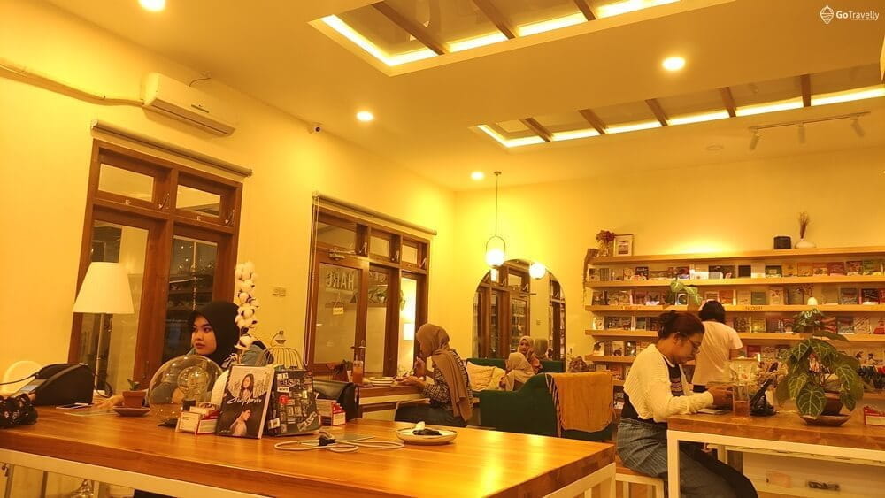 Serunya Nongkrong Sambil Baca Buku di Haru Book Cafe