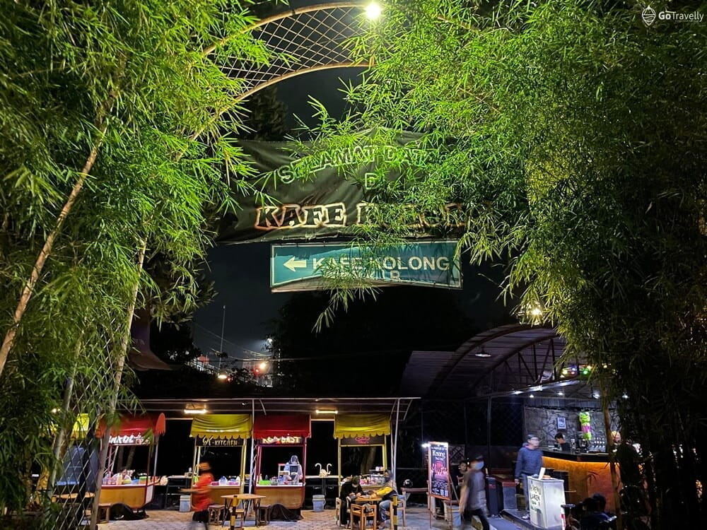 Kafe Kolong, Tempat Ngalong Paling Seru di Bawah Jembatan