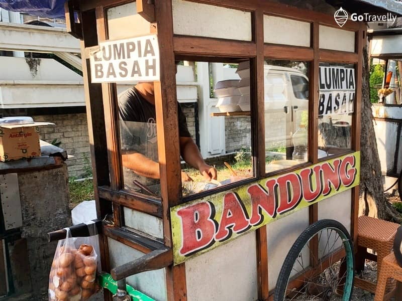 Lumpia Basah Bandung Viral di Surabaya