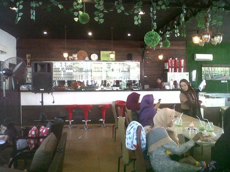 De Oak Cafe: Romantic Woody Cafe in the Heart of Surabaya