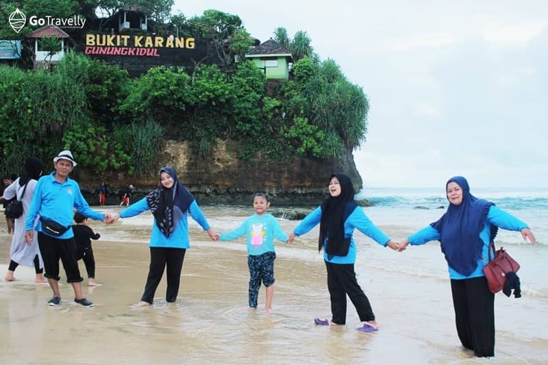 Pantai Indrayanti Yogyakarta: Pantai Indah dengan Fasilitas Lengkap!