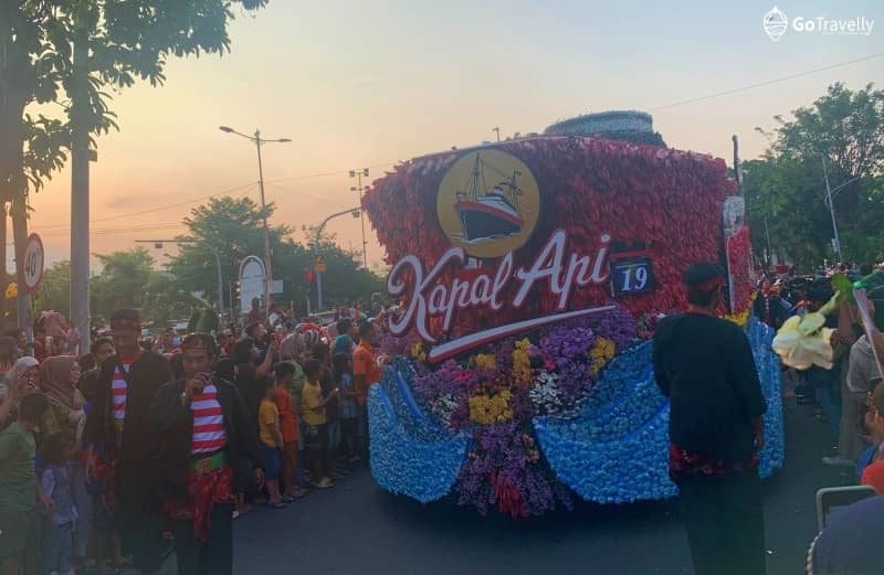 mobil kapal api hias di parade bunga dan budaya