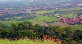 10 Lokasi Paralayang Terbaik di Indonesia Bikin Lupa Daratan