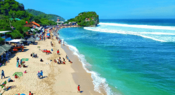 10 Pantai Paling Indah di Jogja Meiliki Gulungan Ombak Tinggi Dan liar