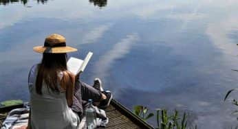 8 Manfaat Membawa Buku Saat Traveling, Menyenangkan, Lho!