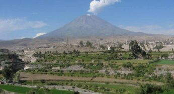 Mendaki 10 Gunung Api Tertinggi di Dunia Sensinya Beda!