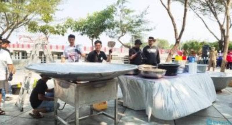 Keseruan Chef Arnold dan Bobon Santoso Masak 1.000 Porsi Rawon