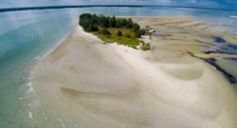 15 Pantai di Riau dengan Pemandangan Memukau